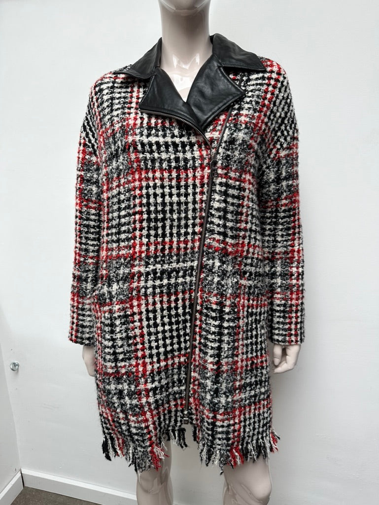 Caroline Biss - Jas - geruit in rood-zwart-wit, asymmetrische rits, kraag van imitatieleer - S