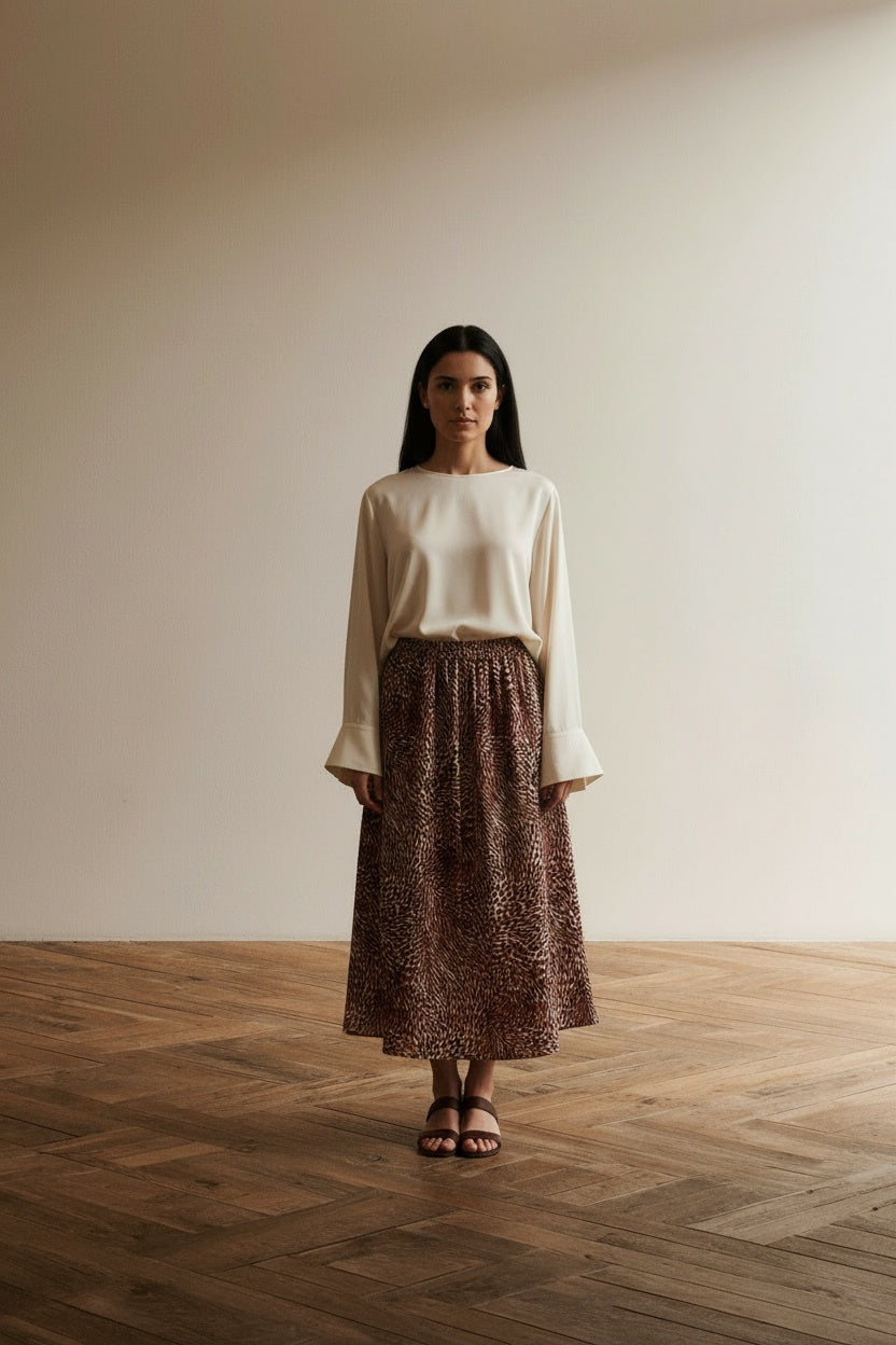 Full body view of the model wearing Sora rok bruin/beige 40