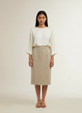 Full body view of the model wearing Mulberry beige rok maat 12