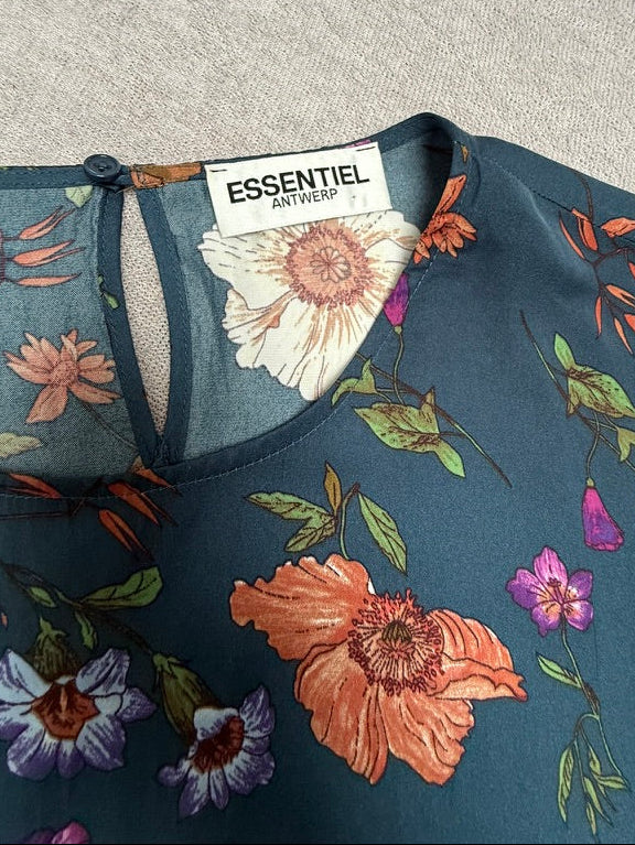 Essentiel Antwerp bloemenblouse maat 40 – soepelvallende top met kleurrijke floral print