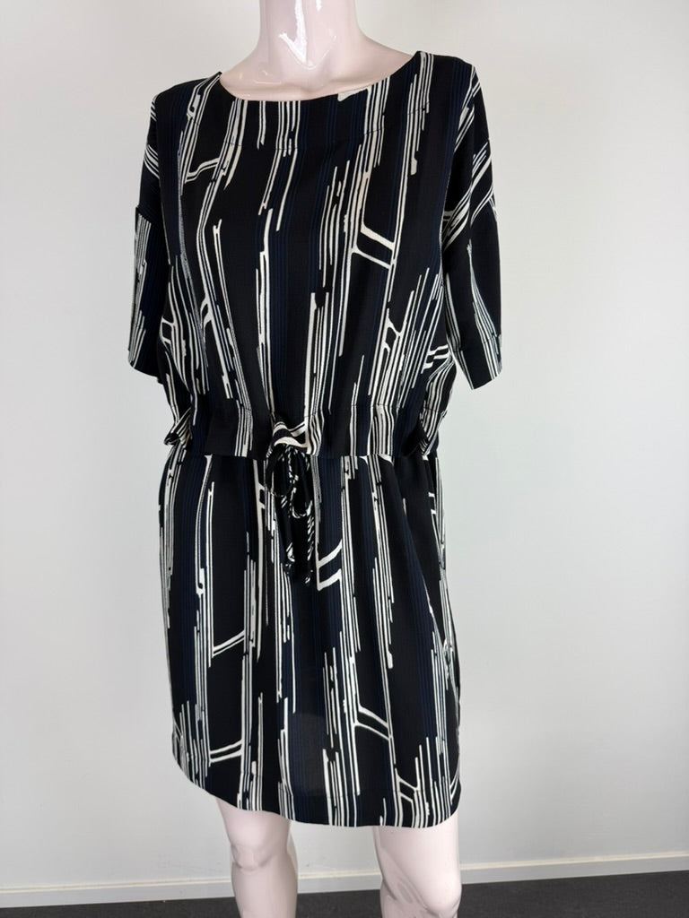 Modström - Jurk - zwart-wit, grafische print, strikkoord in de taille - XS