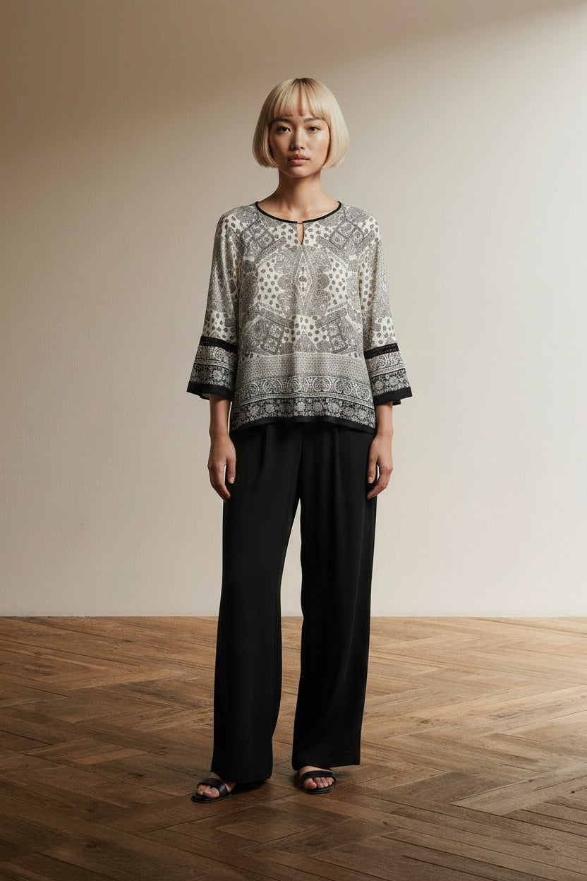 Full body view of the model wearing Mayerline Blouse maat 40 Beige en zwart