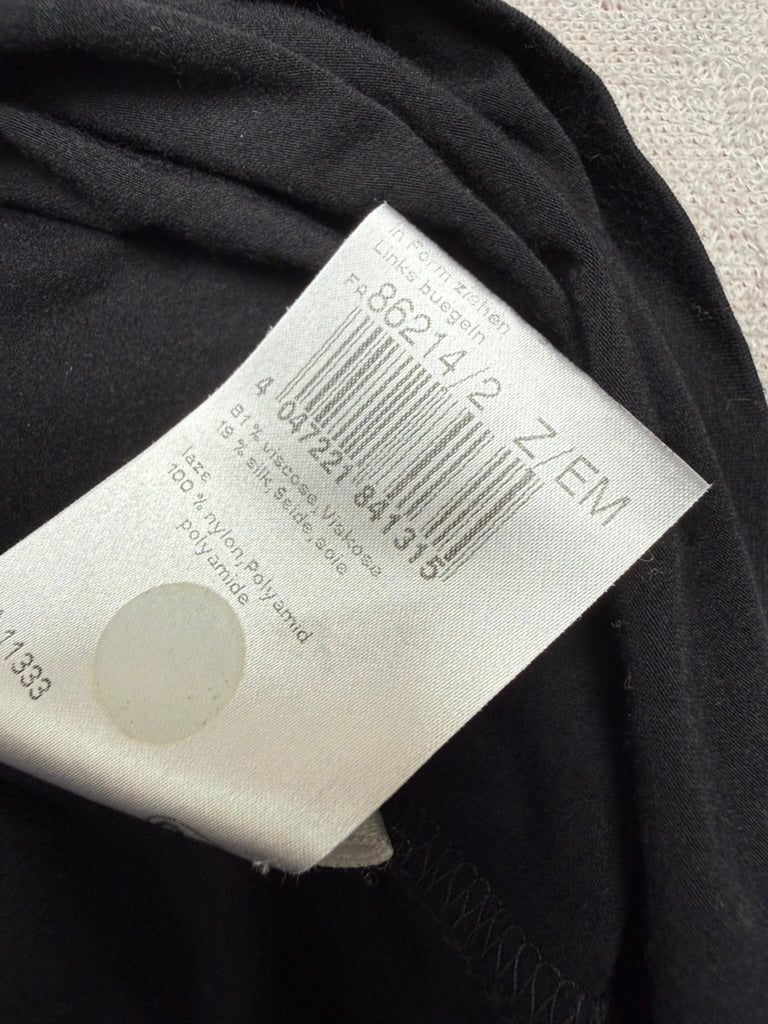 Marc Cain Top Zwart Kant Maat N4 (L-XL) – Mouwloze Designer Top met Luxe Details