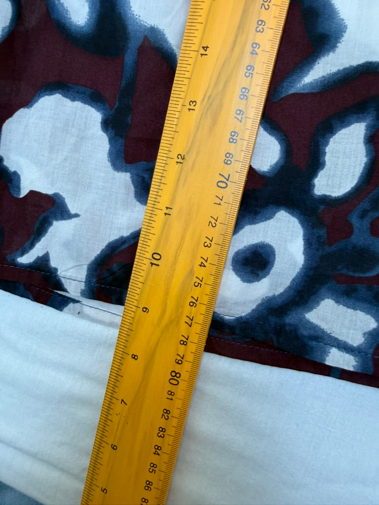 Mouwloze A-lijn jurk met abstracte print in bordeaux/blauw/wit – 38