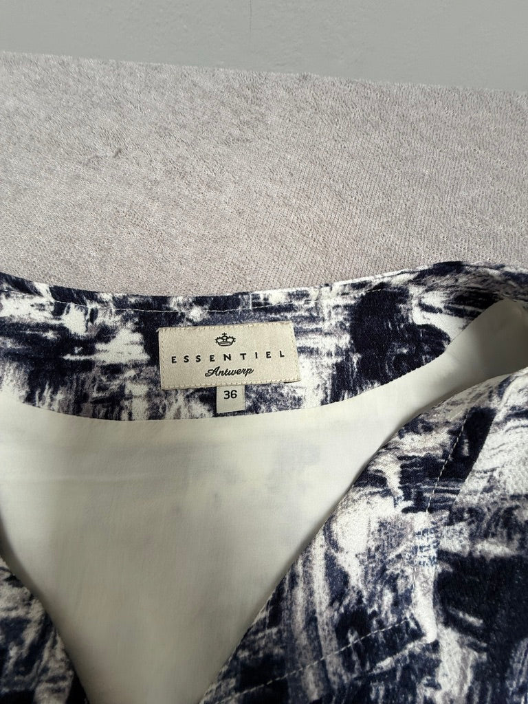 Essentiel Antwerp Jurk Maat 36 – Zwart-Witte Abstracte Print Jurk met 3/4 Mouwen