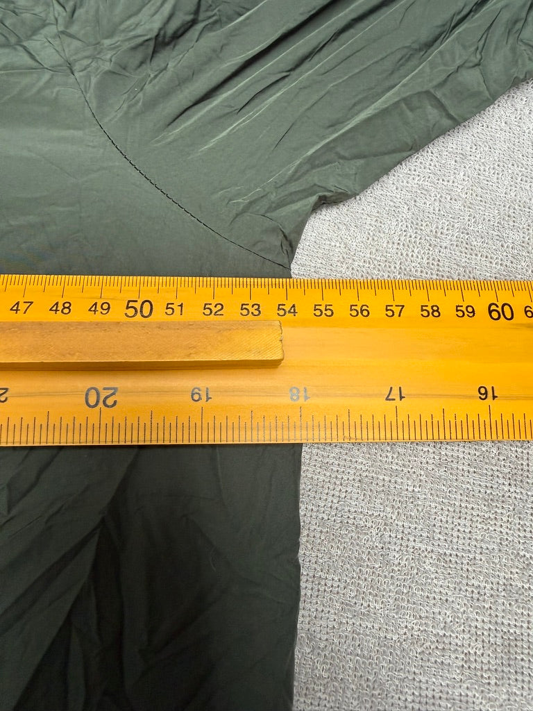 OSKA Crinkle Jurk Olijfgroen – Luchtige A-Lijn Jurk – Minimalistische Designerjurk
