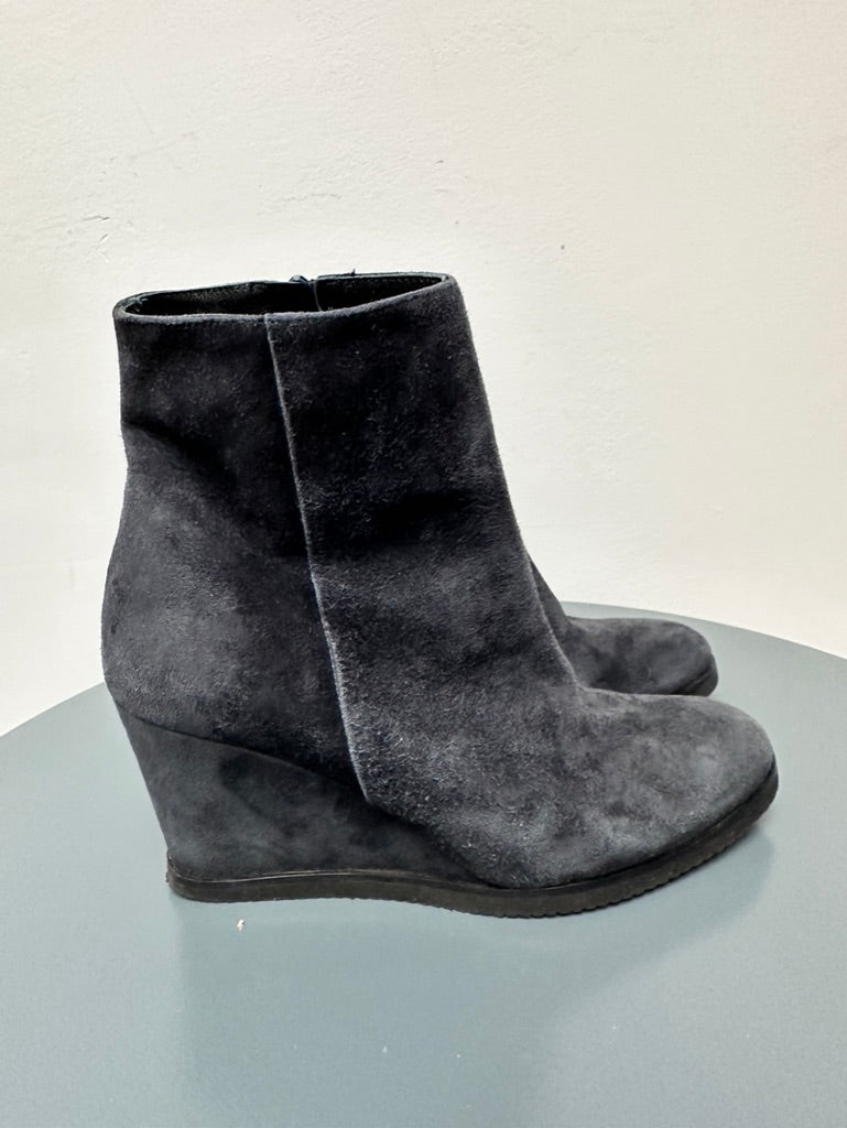 Lina Lochi Donkerblauwe suede enkellaarsjes met wedge maat 36