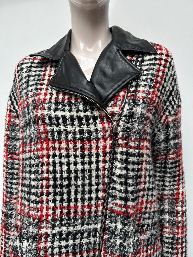Caroline Biss - Jas - geruit in rood-zwart-wit, asymmetrische rits, kraag van imitatieleer - S