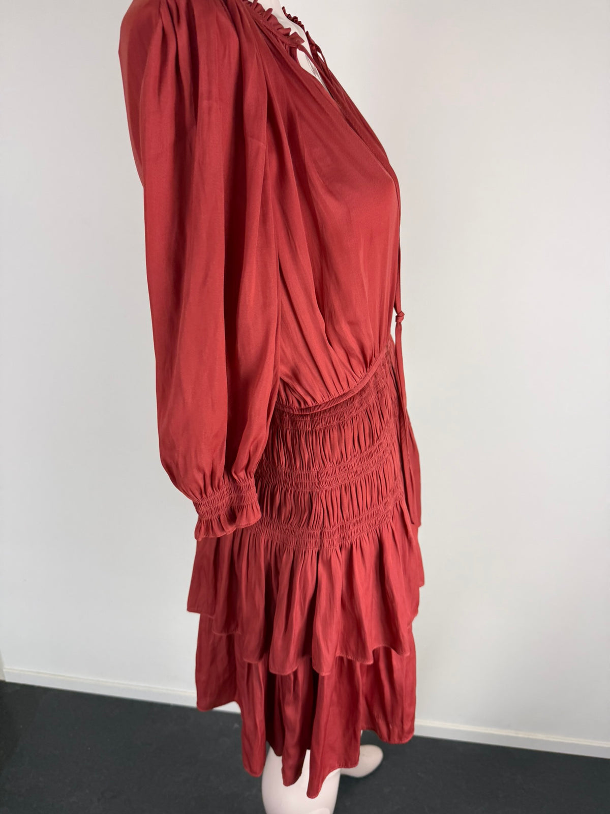 Maje - Jurk - roestrood, V-hals met ruches, gesmockte taille - M