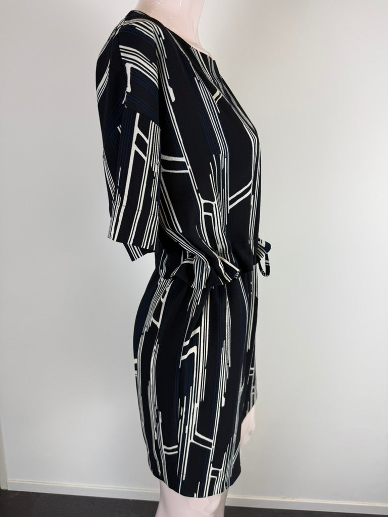 Modström - Jurk - zwart-wit, grafische print, strikkoord in de taille - XS