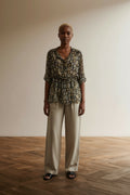 Full body view of the model wearing Seafollly Tuniek maat L Zwart met beige/goud patroon