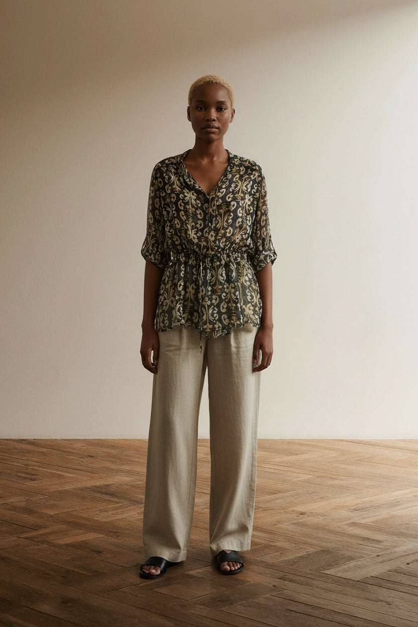 Full body view of the model wearing Seafollly Tuniek maat L Zwart met beige/goud patroon