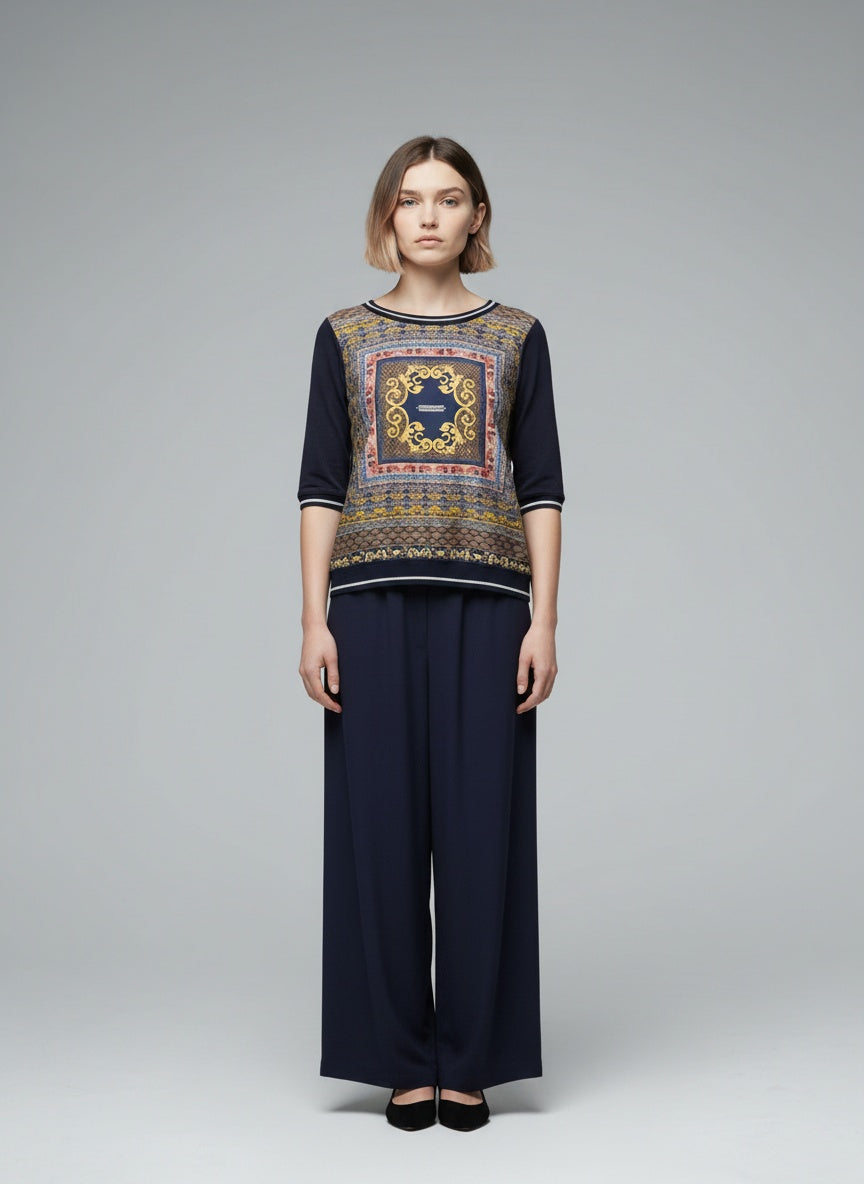 Full body view of the model wearing Mucho Gusto Top maat L donkerblauw
