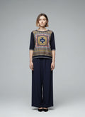 Full body view of the model wearing Mucho Gusto Top maat L donkerblauw