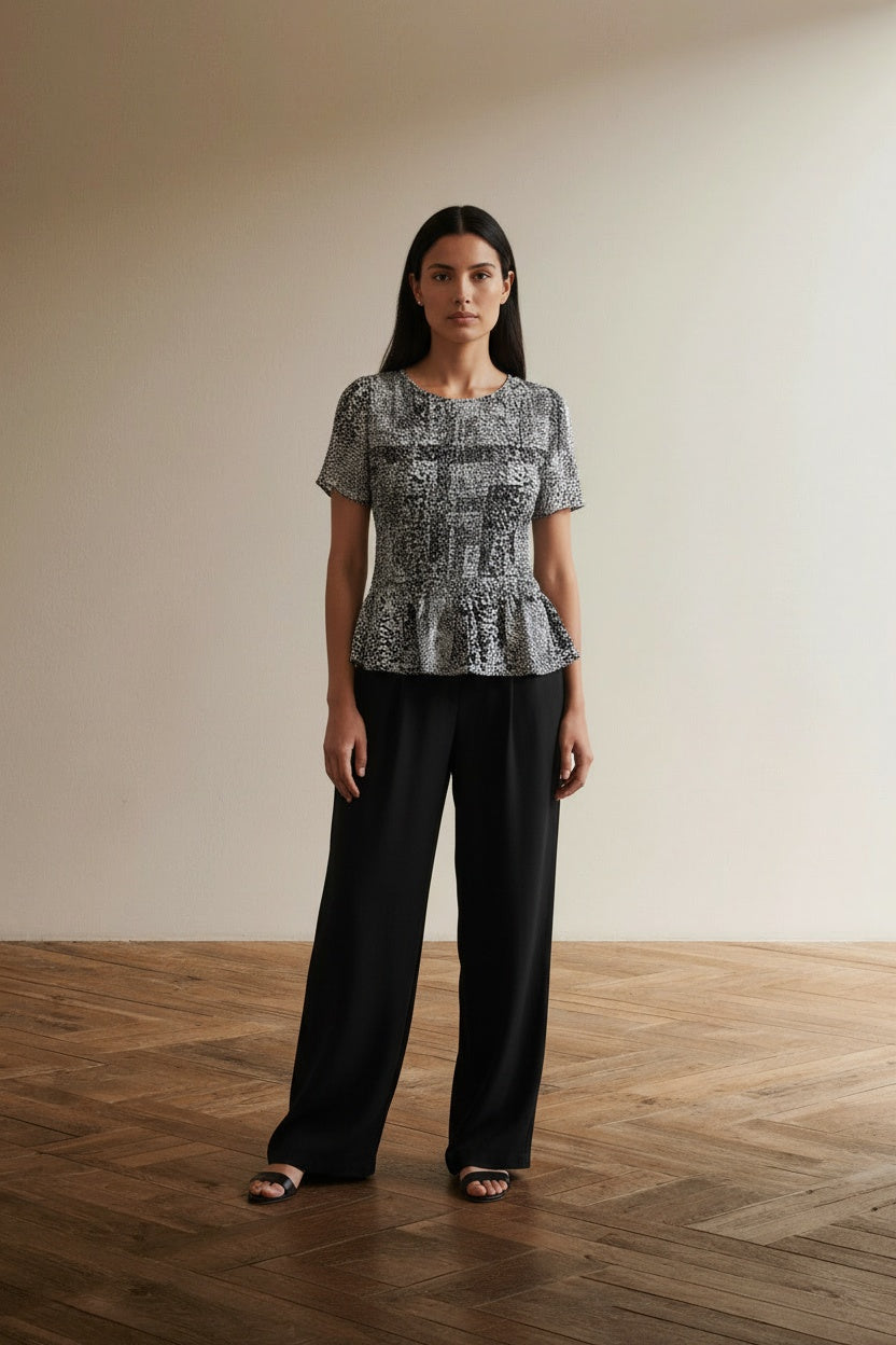Full body view of the model wearing KAREN MILLEN Blouse maat 36 Zwart en wit