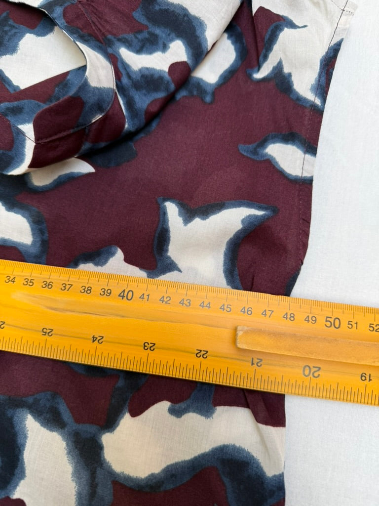 Jurk met abstracte print in bordeaux/blauw/wit – Meisje met de Parels