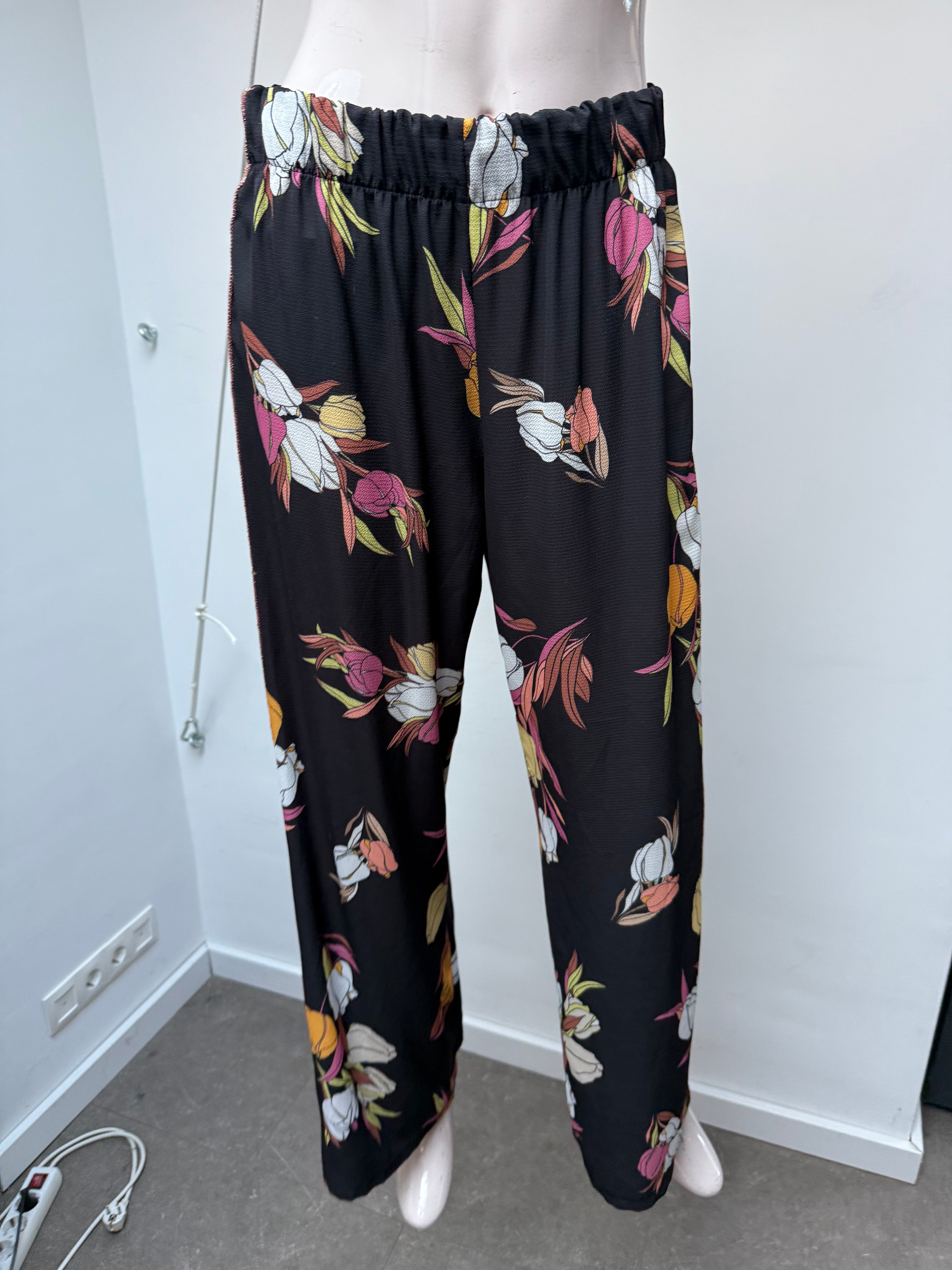 Rinascimento losse broek met bloemen maat L