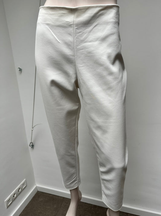 Witte broek in smal model maat 42