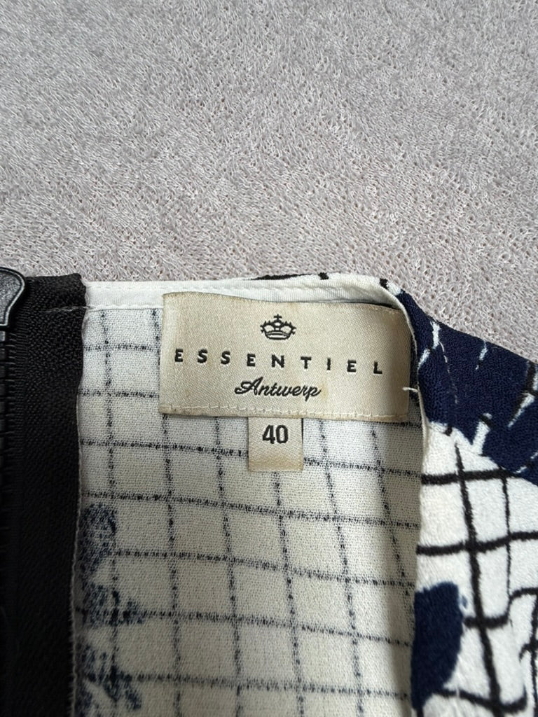 Essentiel Antwerp Jurk Maat 40 – Zwart-Witte Printjurk met Volantzoom en Grafisch Dessin