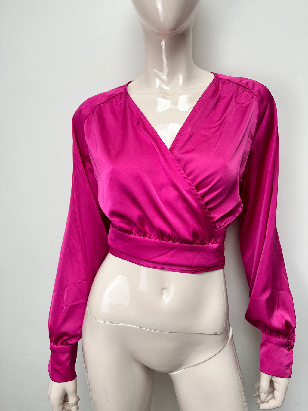 NA-KD satijnen overslag top fuchsia maat XS