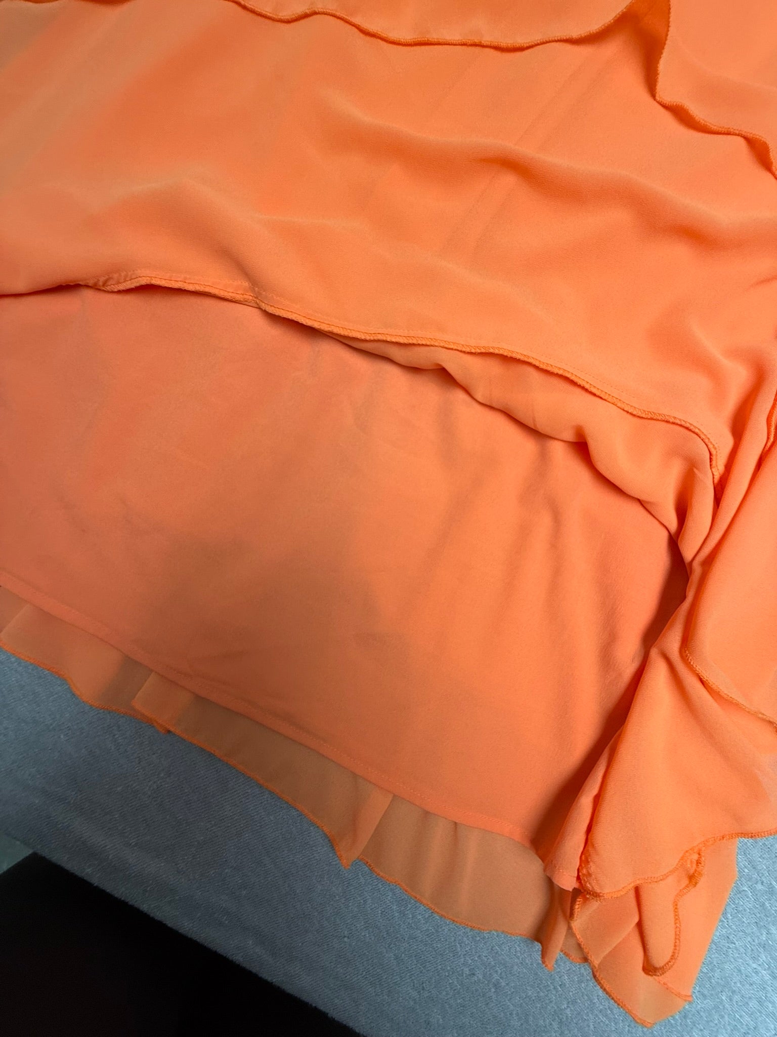 Fracomina neon oranje jurk – elegante chiffon jurk met ruches en strikdetail - maat S/M