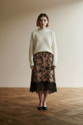 Full body view of the model wearing EsQualo bloemenrok met kanten zoom zwart/roze – boho midi rok 42