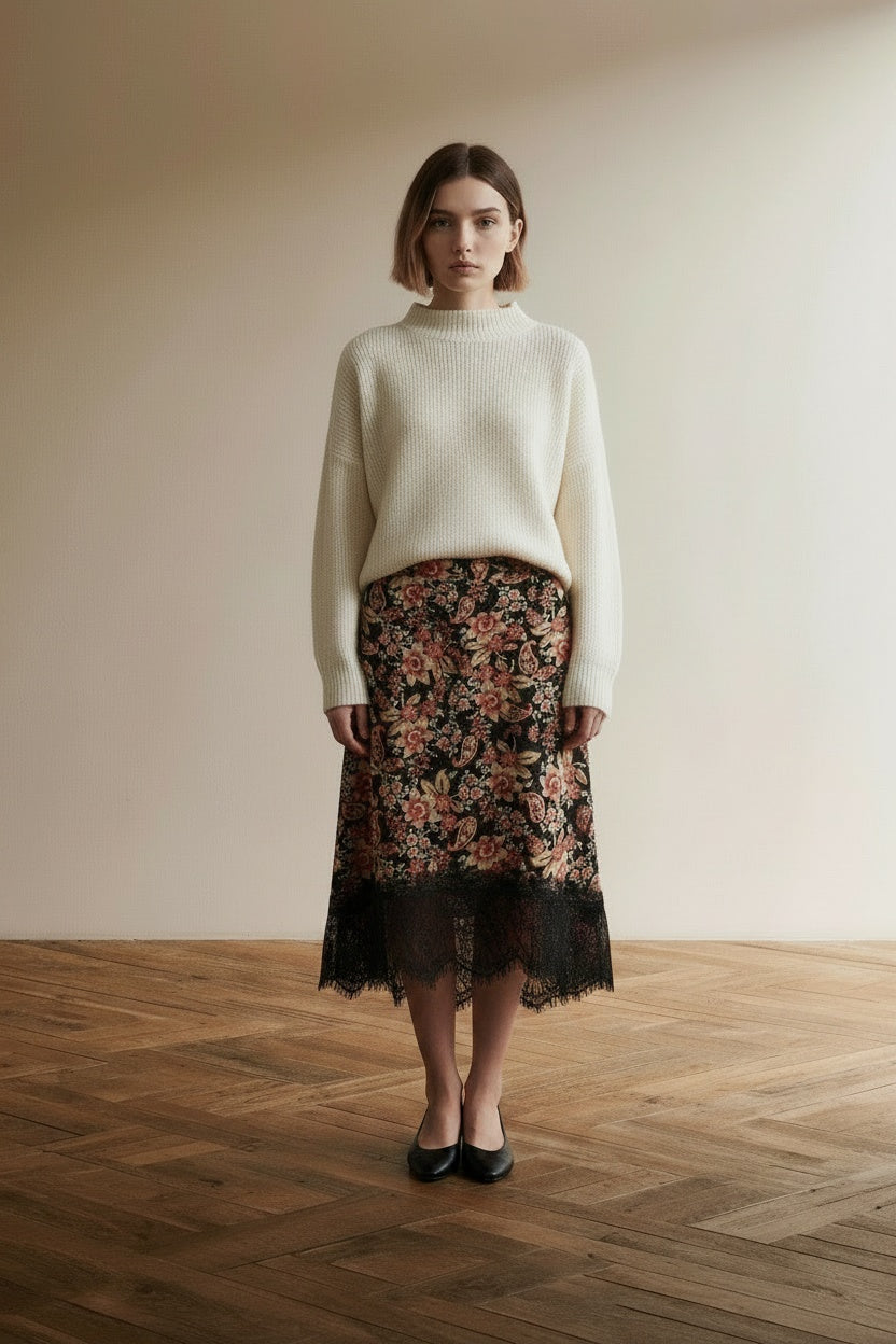 Full body view of the model wearing EsQualo bloemenrok met kanten zoom zwart/roze – boho midi rok 42
