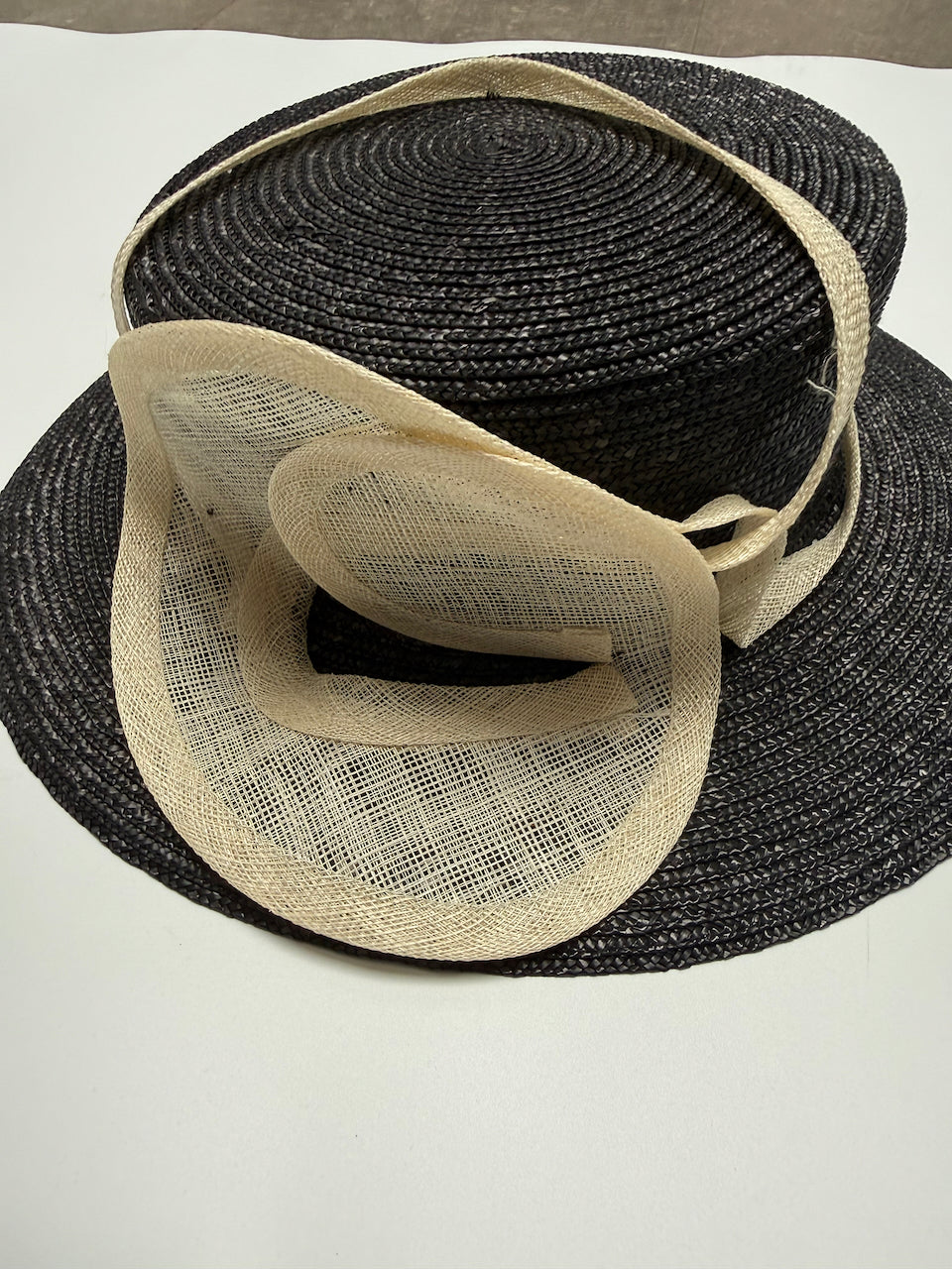 Elegante zwarte hoed met crème detail – perfecte gelegenheidshoed