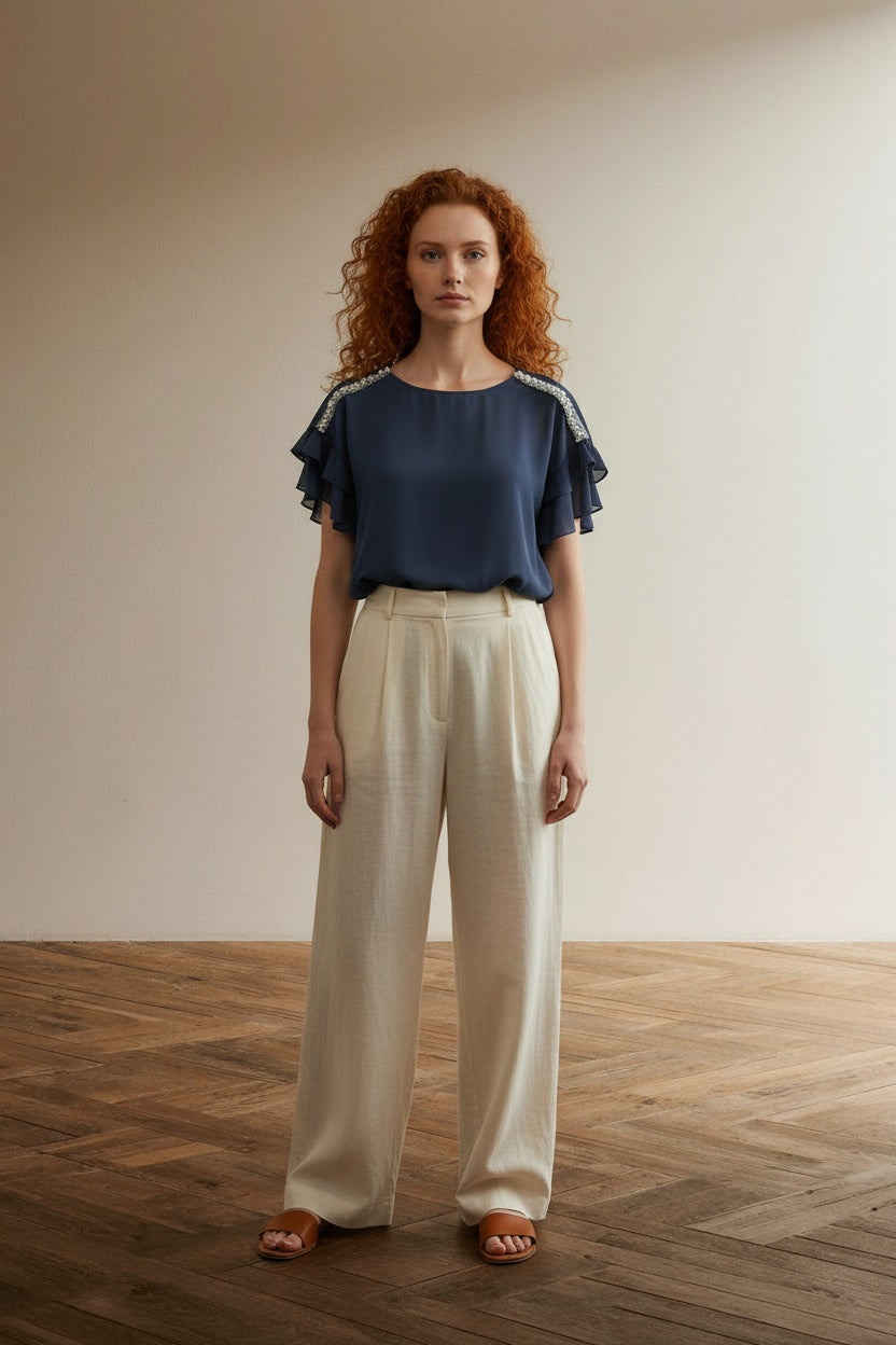 Full body view of the model wearing Amelie & Amelie Top maat M blauw