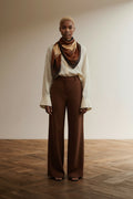 Full body view of the model wearing Vintage Texture Sjaal 78 x 78 cm – Bruine Bloemenprint Vierkante Sjaal Made in Italy