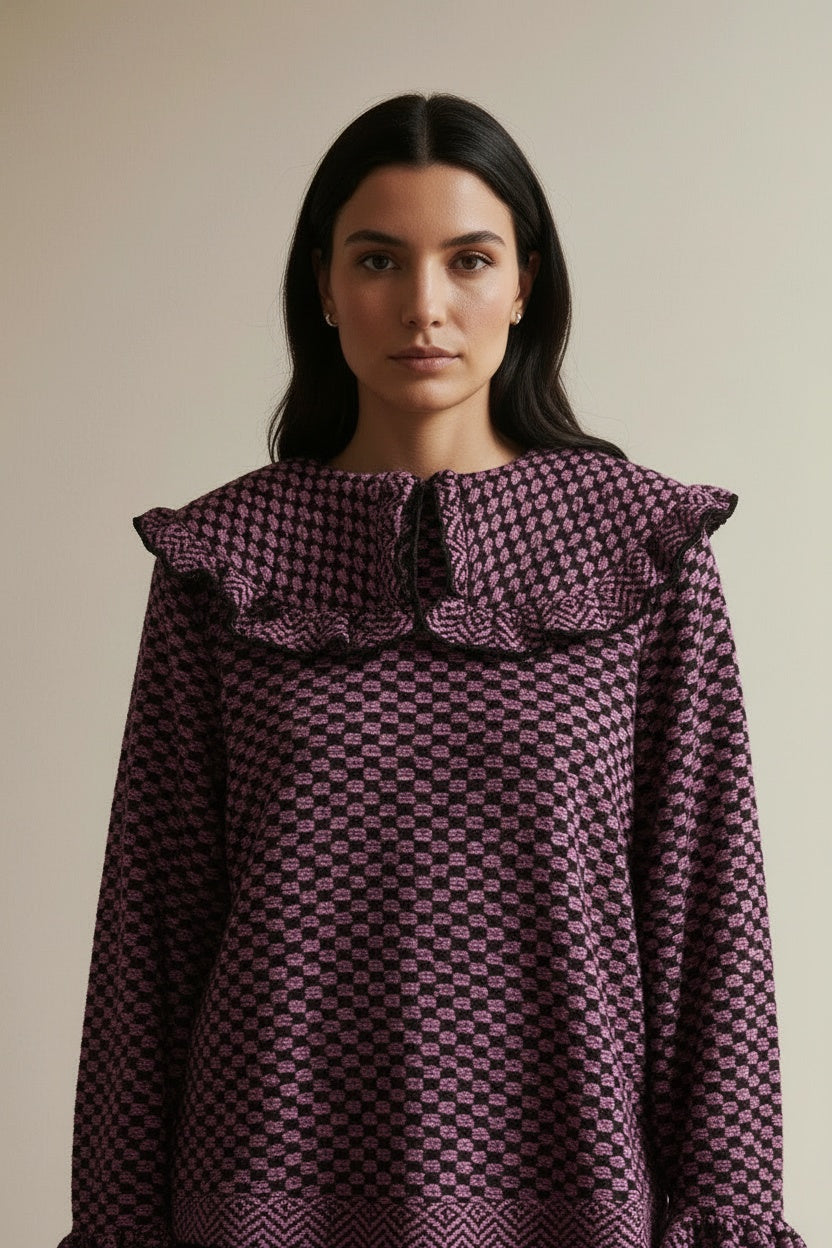 Close-up of the model wearing Rough Studios Set maat S/M Roze en zwart