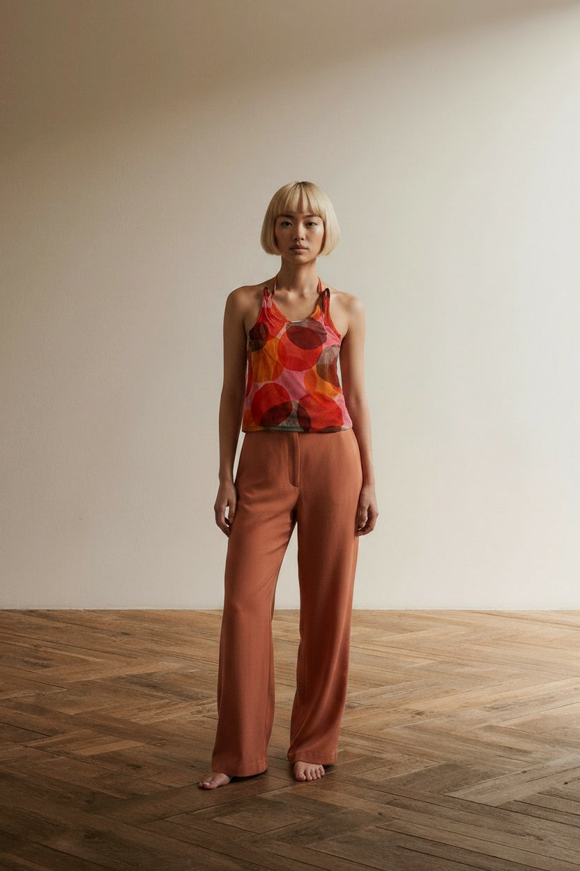 Full body view of the model wearing WAX Tank top maat 40 rood