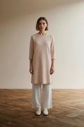 Full body view of the model wearing VANILIA Jurk maat 36 lichtroze