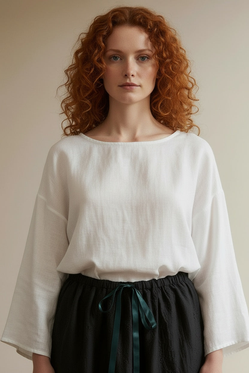 Close-up of the model wearing Sandro Rok maat M zwart