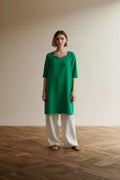 Full body view of the model wearing Lizzy & Coco Jurk maat 38 groen, zwart