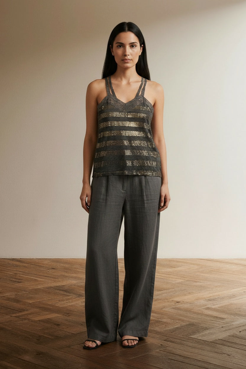 Full body view of the model wearing Patrizia Pepe Top maat 2 Bruin
