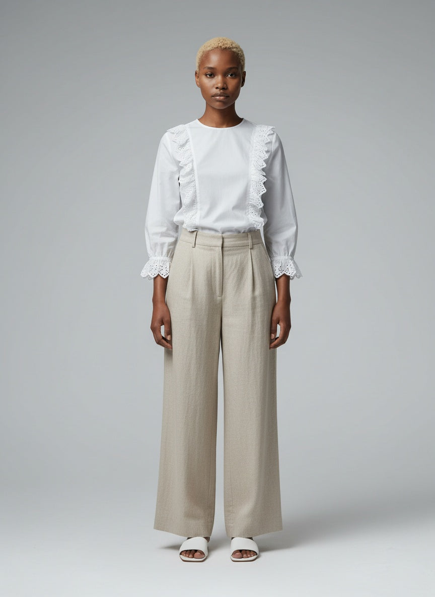 Full body view of the model wearing Essentiel Antwerp witte blouse maat 38