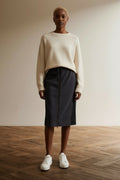 Full body view of the model wearing Marc Cain paarse rok met rits maat 3