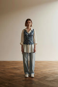 Full body view of the model wearing Marc Cain Top maat N3 blauw