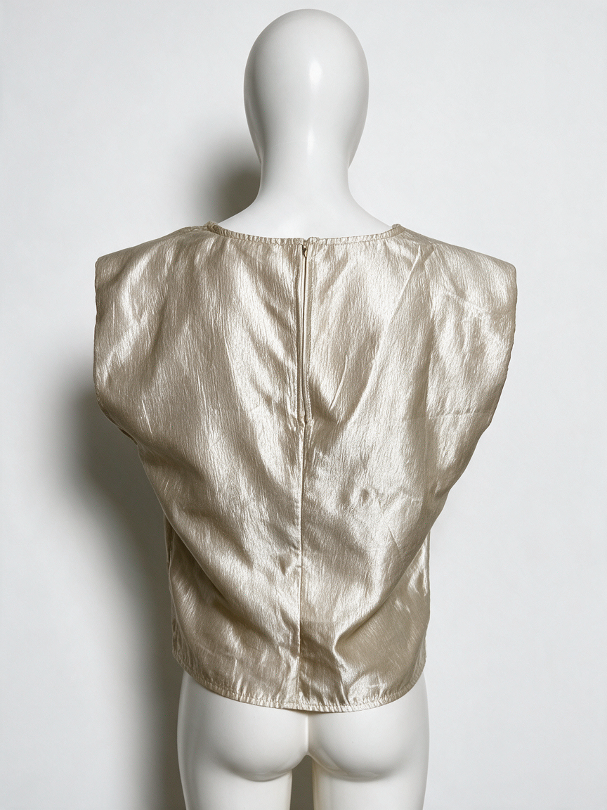 Licht goudkleurige mouwloze top met metallic glans van My Jewellery, achterkant op paspop