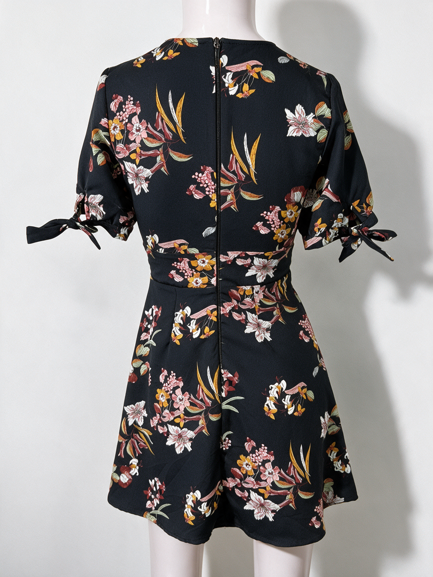 Zwarte A-lijn jurk met kleurrijke bloemenprint van Pull&Bear, achterkant op paspop