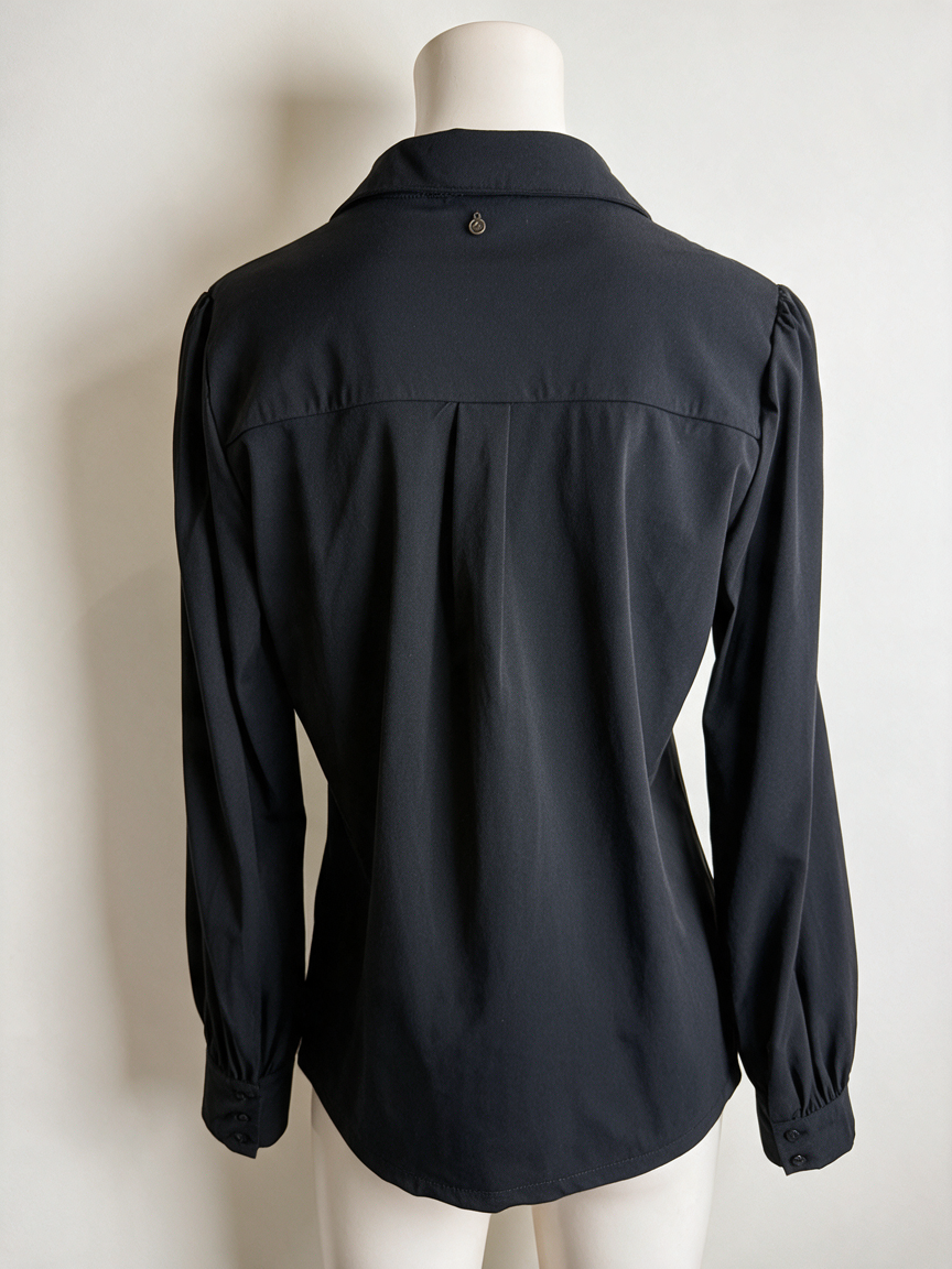 Effen zwarte blouse van Tramontana met V-hals en kraag, achterkant op paspop
