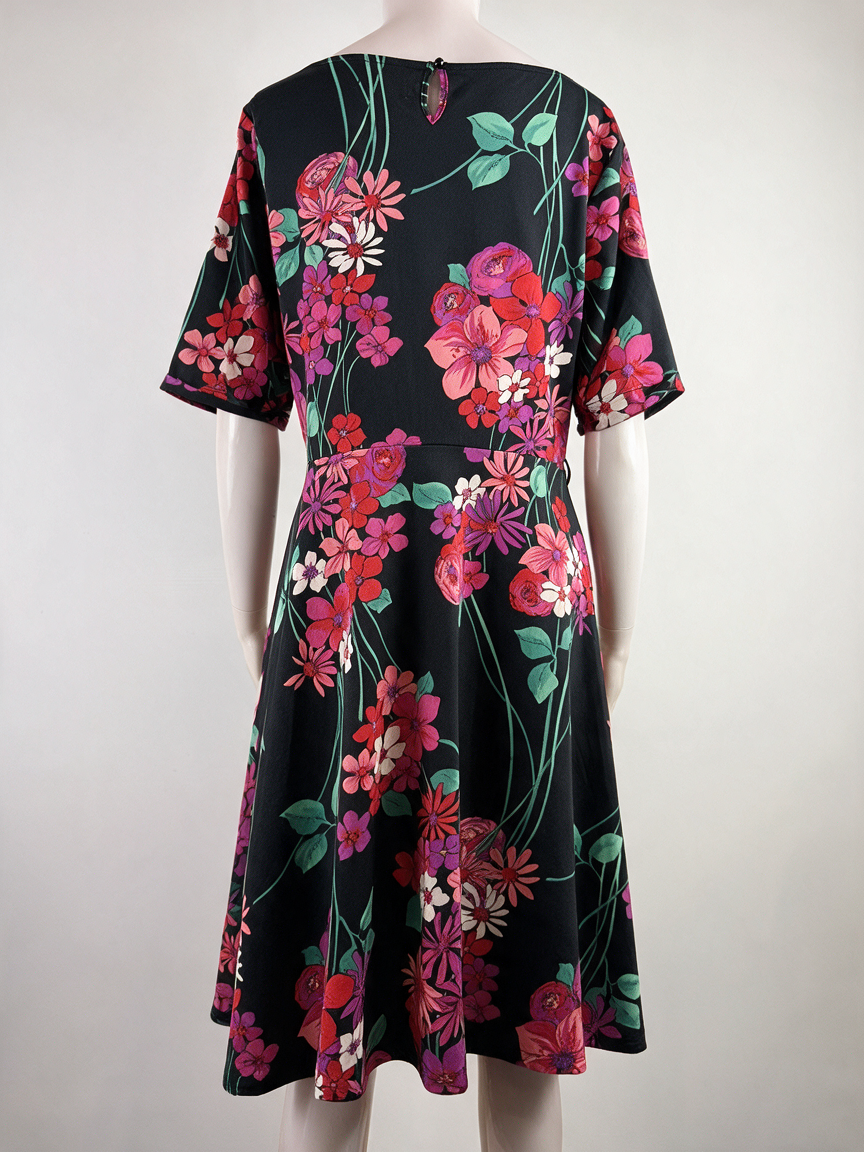 Zwarte midi-jurk met kleurrijke bloemenprint van King Louie, achterkant op paspop