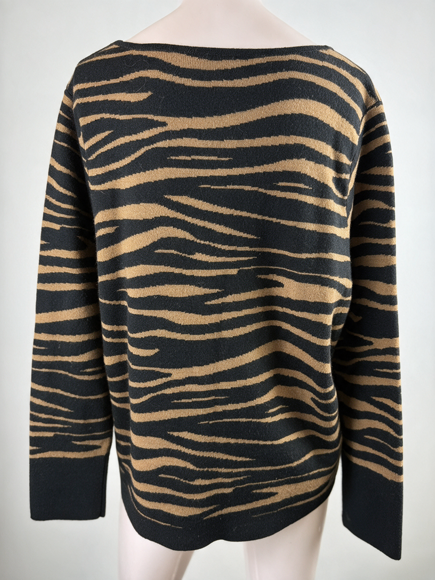 Zwart-camel trui met zebra-/tijgerstrepen van Mayerline, achterkant op paspop