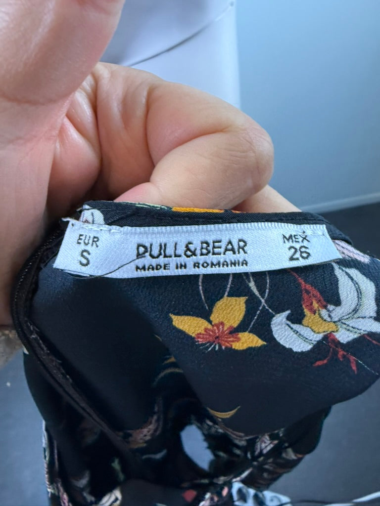 Zwarte A-lijn jurk met kleurrijke bloemenprint van Pull&Bear, detailfoto