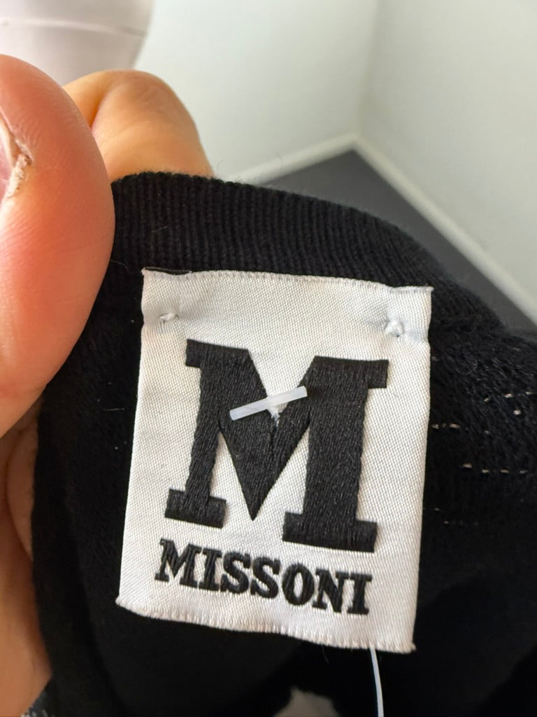 Zwart-witte mouwloze Missoni jurk met grafisch patroon en zwarte zijpanelen, detailfoto