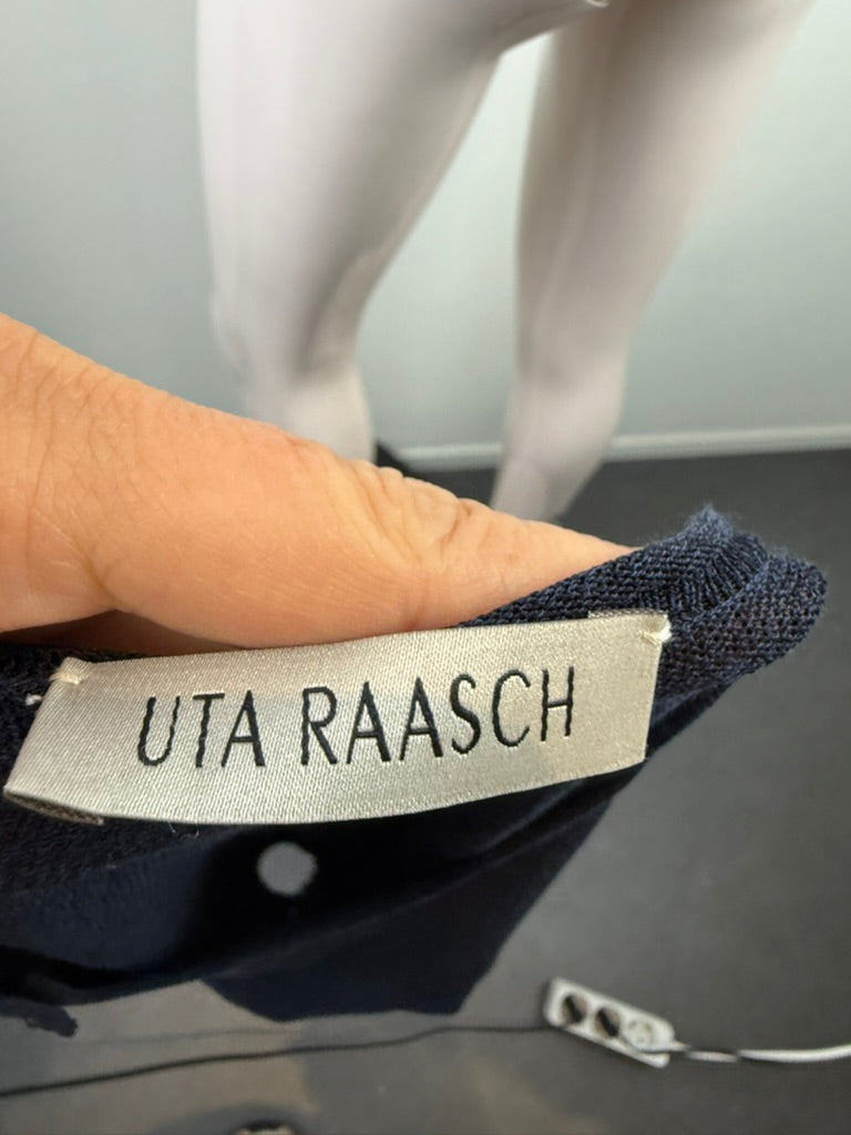 Donkerblauw vest van Uta Raasch met ronde hals en knopen, detailfoto