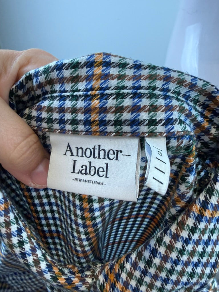 Geruite knielange overhemdjurk van Another-Label in blauw, wit, geel en bruin, detailfoto