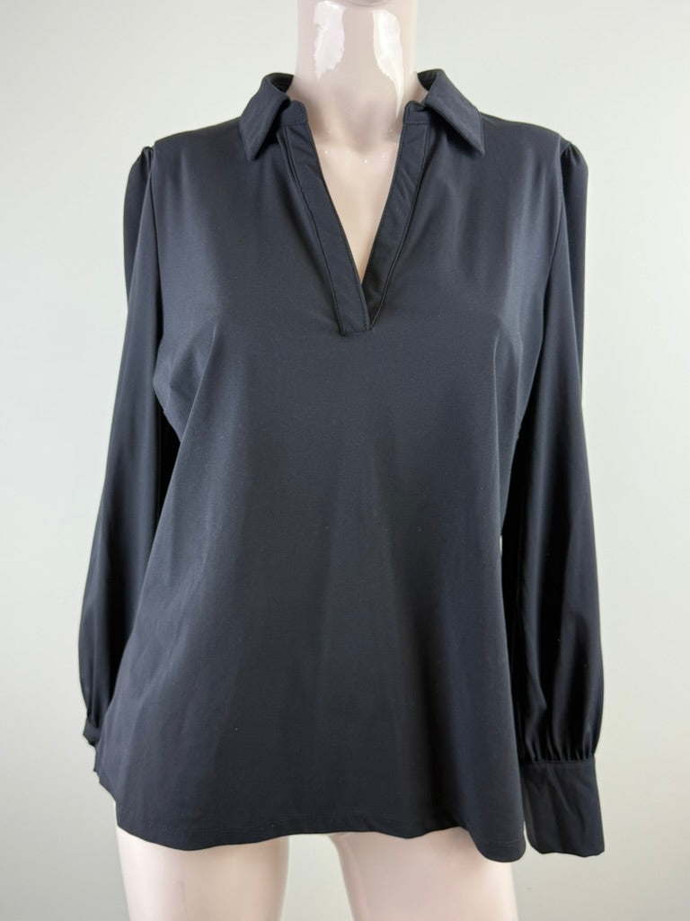 Effen zwarte blouse van Tramontana met V-hals en kraag, detailfoto