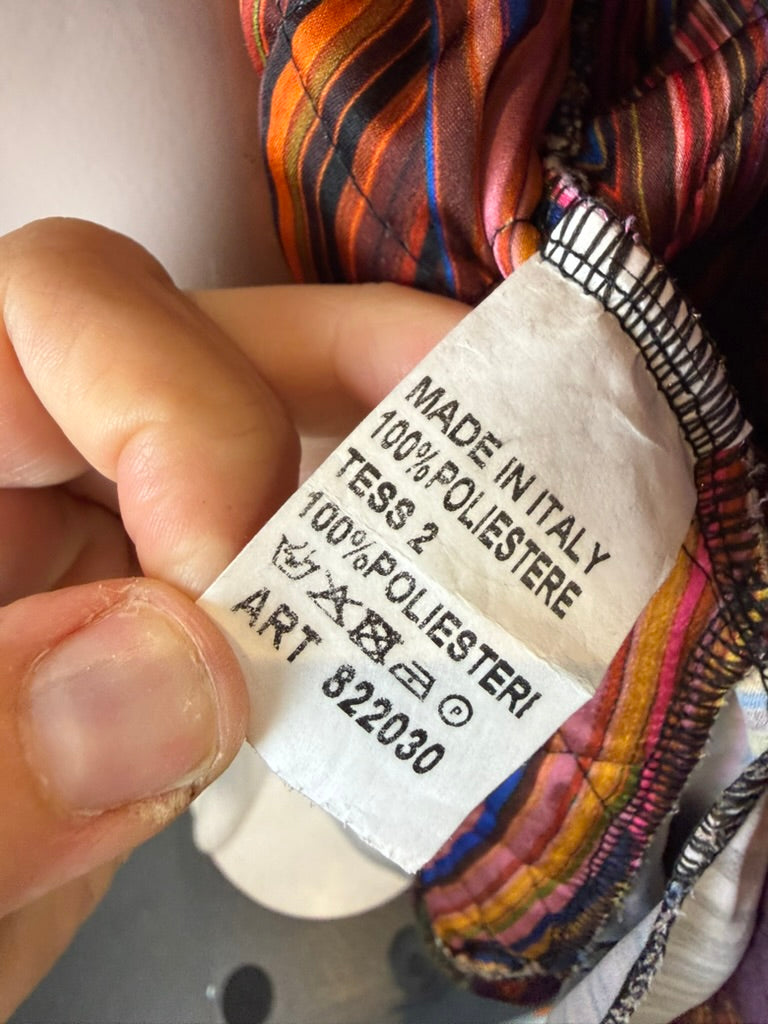 Donkerpaars gewatteerd vest met paisleyprint en ceintuur van Opalus, detailfoto